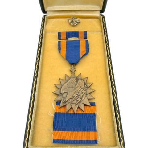 Amerikanische Air Medal (Medaille), Anstecknadel und Band in Schachtel
