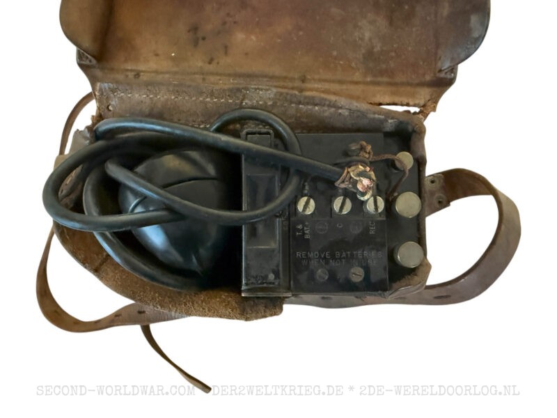 Amerikanisches Feldtelefon EE-8-B in Ledertasche 1944 – Bild 3