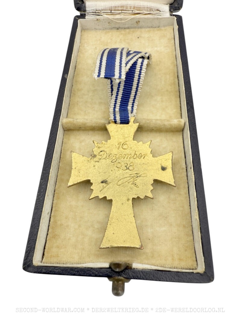 Ehrenkreuz der Deutschen Mutter (Mutterkreuz) der 1. Stufe Gold im Etui – Bild 3