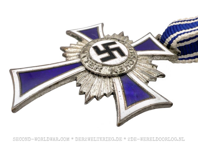 Ehrenkreuz der Deutschen Mutter (Mutterkreuz) der 2. Stufe in Silber – Bild 4